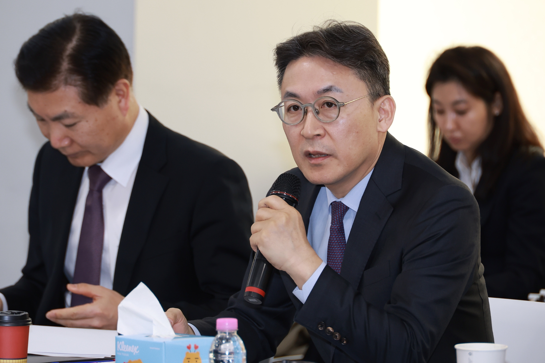 권대영 금융위원회 상임위원이 14일 오전 서울 마포구 프론트원에서 개최한 초거대 AI시대, 데이터 기반의 지속적 혁신·경쟁을 위한 현장 간담회에서 초거대 AI시대, 지속적 혁신·경쟁을 위한 금융데이터 정책방향 등에 대해 논의하고 있다. /사진제공=금융위원회