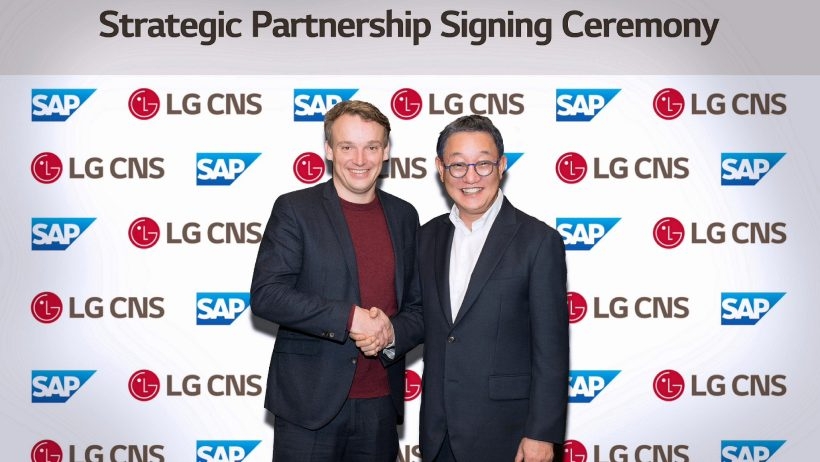 현신균 LG CNS 대표(오른쪽)와 크리스찬 클라인 SAP CEO(왼쪽)가 전략적 파트너십 양해각서를 체결했다. 사진=LG CNS