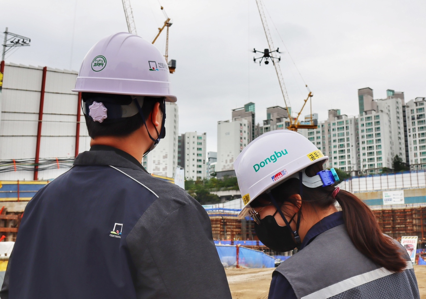 동부건설 관계자가 역촌 1구역 공사 현장에서 드론을 운용하고 있다./사진제공=동부건설