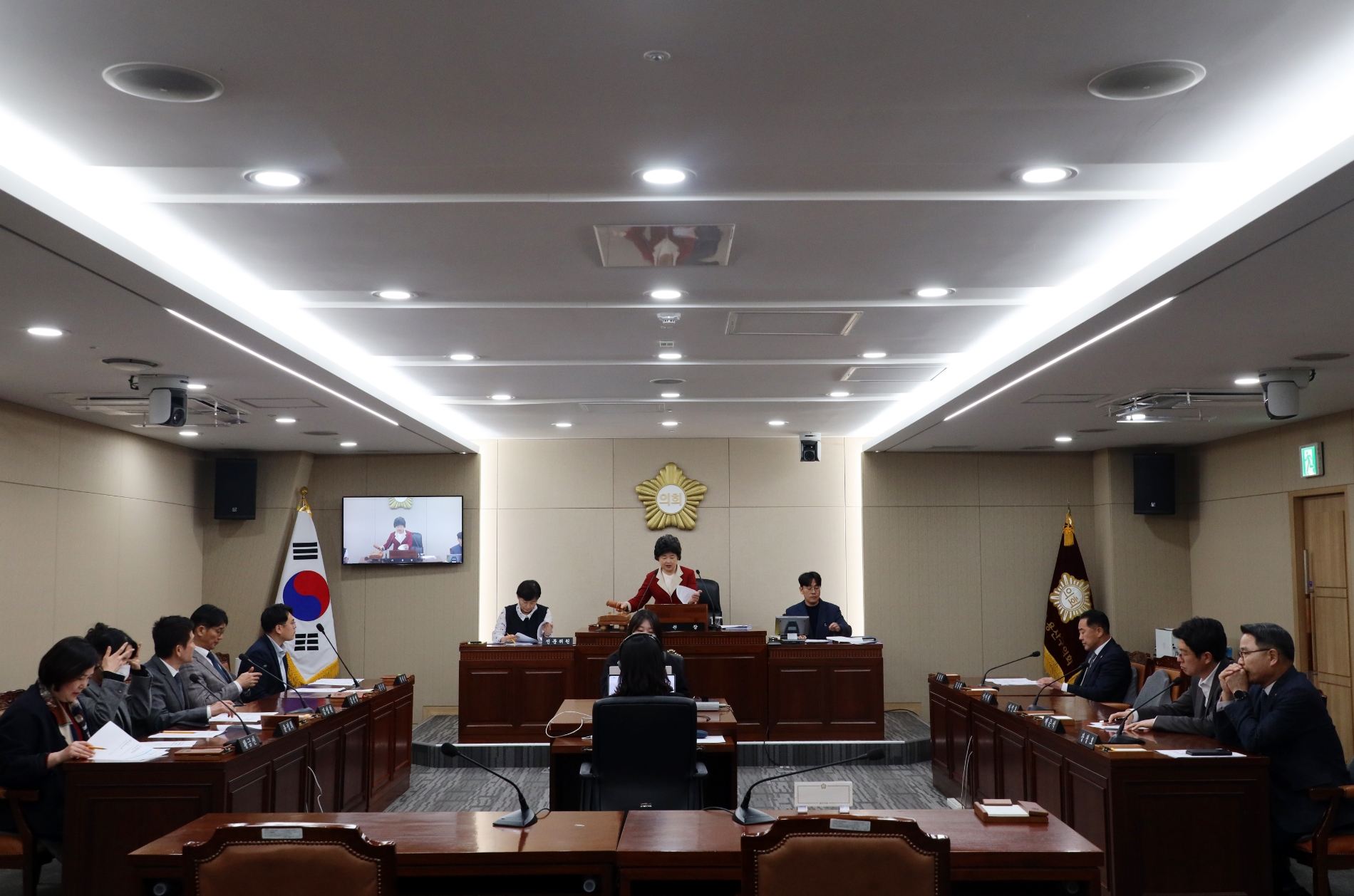 용산구의회 이미재 의원이 조례정비 특별위원회 회의를 주재하는 모습./사진제공=용산구의회