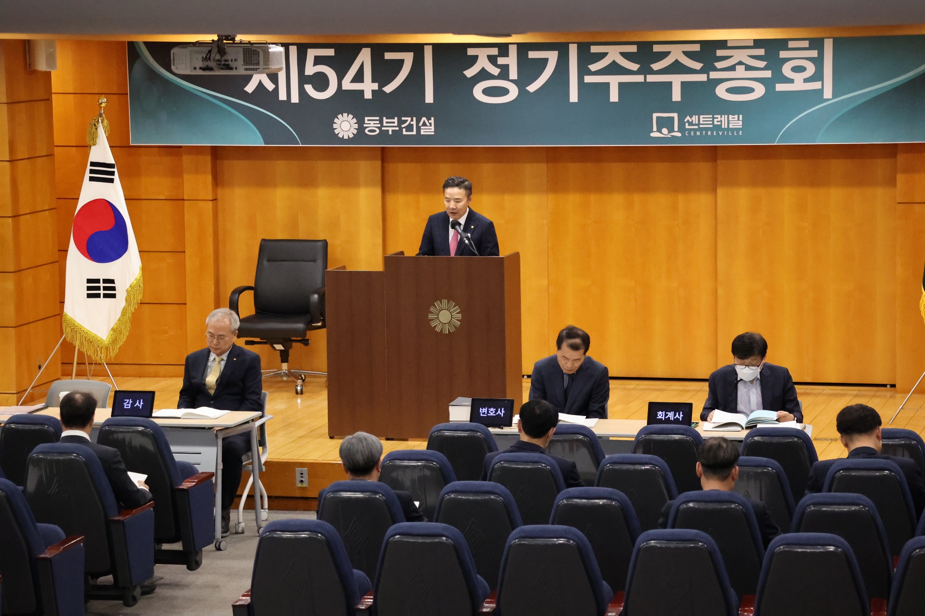 허상희 동부건설 부회장이 22일 서울 강남구 역삼동 사옥에서 열린 제54기 정기주주총회에서 인사말을 하고 있다./사진제공=동부건설