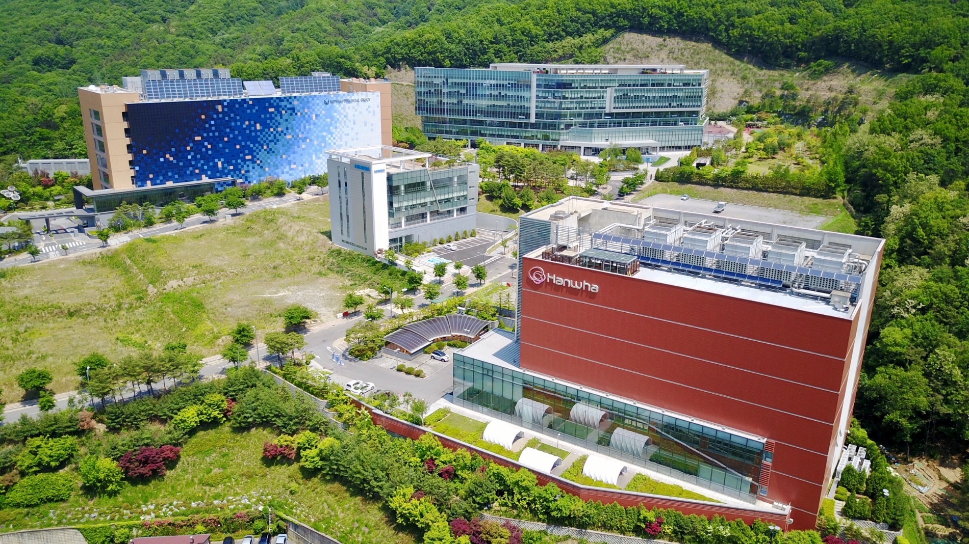 ㈜한화 건설부문이 건설한 ‘한화시스템 ICT부문 죽전 데이터센터’(우측 하단) 및 ‘신한금융그룹 데이터센터’(좌측 상단) / 사진제공=한화 건설부문