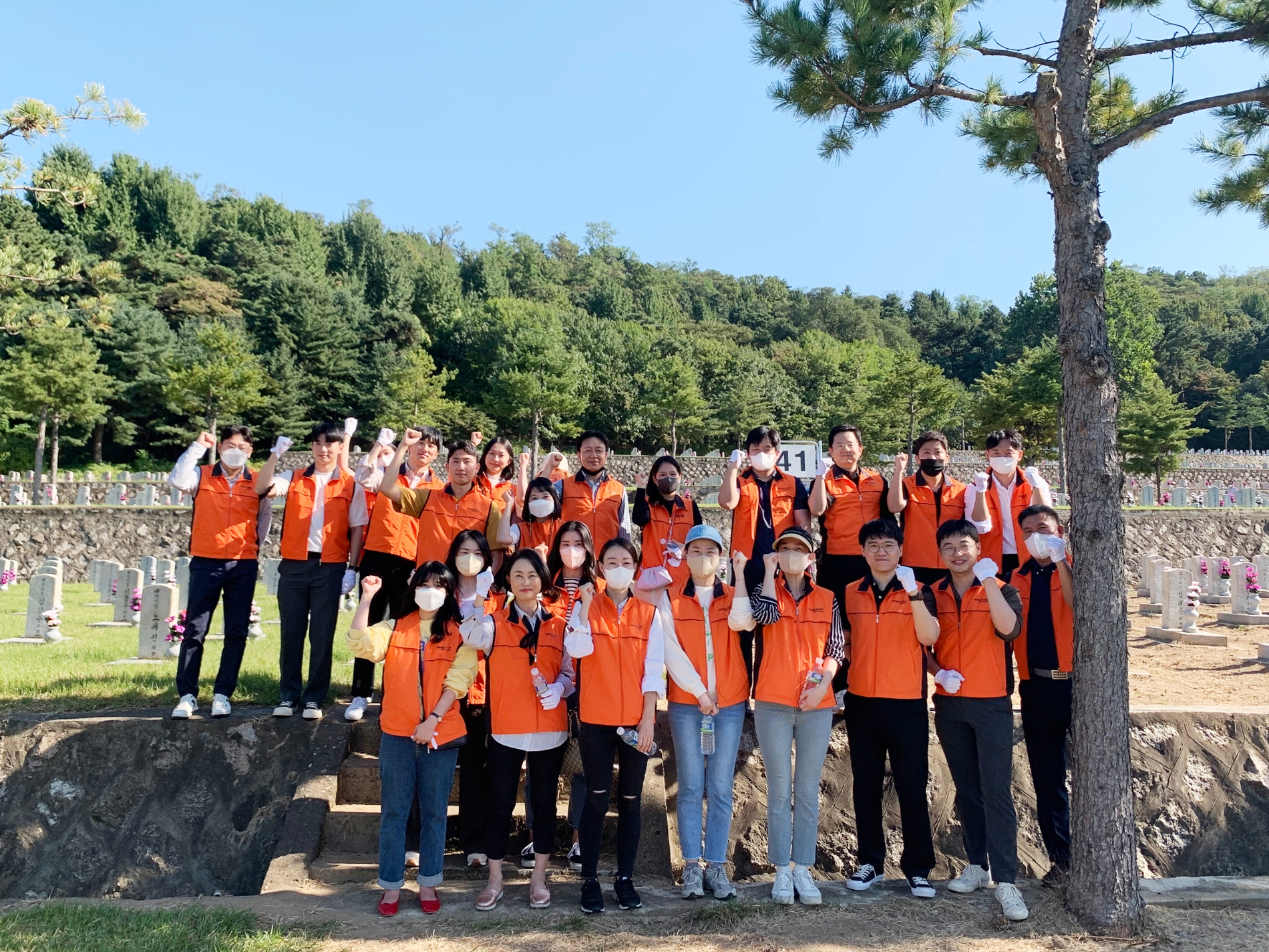 미래에셋생명은 국립서울현충원과 지난 2014년 자매결연을 맺고, 연 2회 정기적인 묘역관리 활동을 진행 중이다. 매년 5월, 10월이면 임직원 봉사단이 국립서울현충원과 국립대전현충원을 방문해 나라 사랑을 몸소 실천한다./사진=미래에셋생명