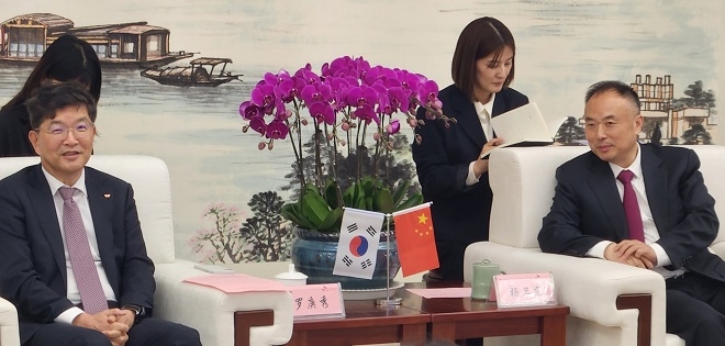 SK지오센트릭 나경수 사장(왼쪽)과 웨이싱화학 양웨이동 동사장. 출처=SK지오센트릭.