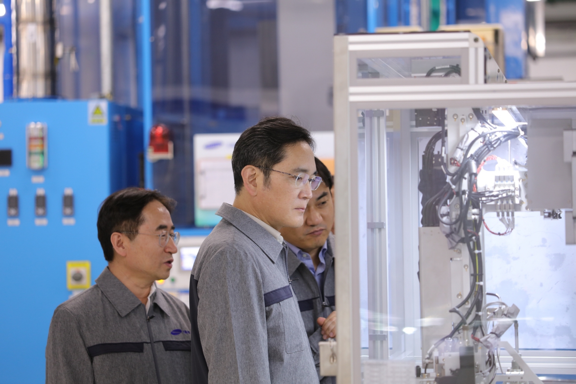 이재용 삼성전자 회장이 24일 중국 텐진에 위치한 삼성전기 사업장을 방문해 MLCC 생산 공장을 점검하고 있다. 2023.03.24. 사진=삼성전자