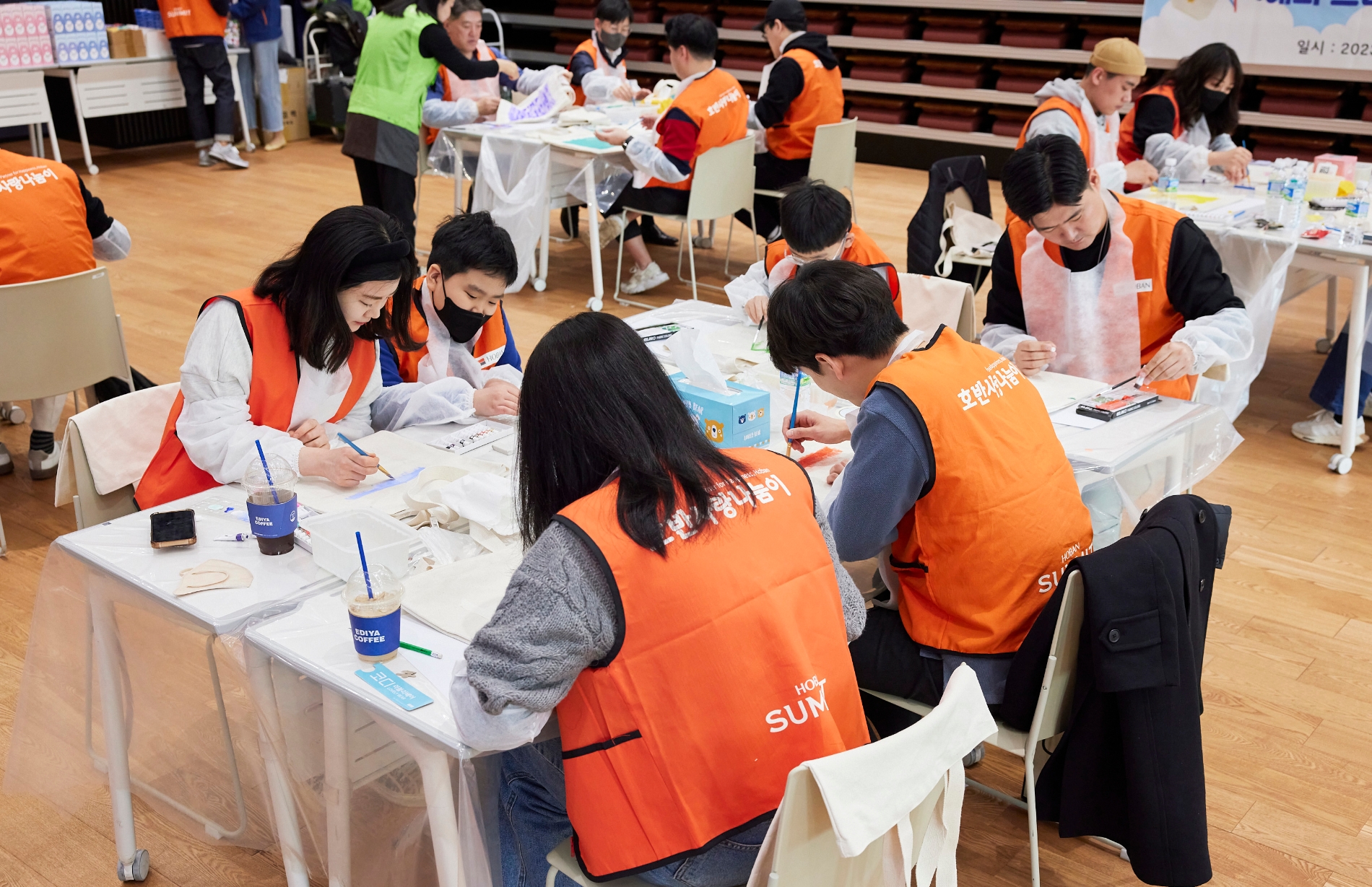 호반사랑나눔이 봉사단이 학습키트를 제작하는 모습./사진제공= 호반그룹