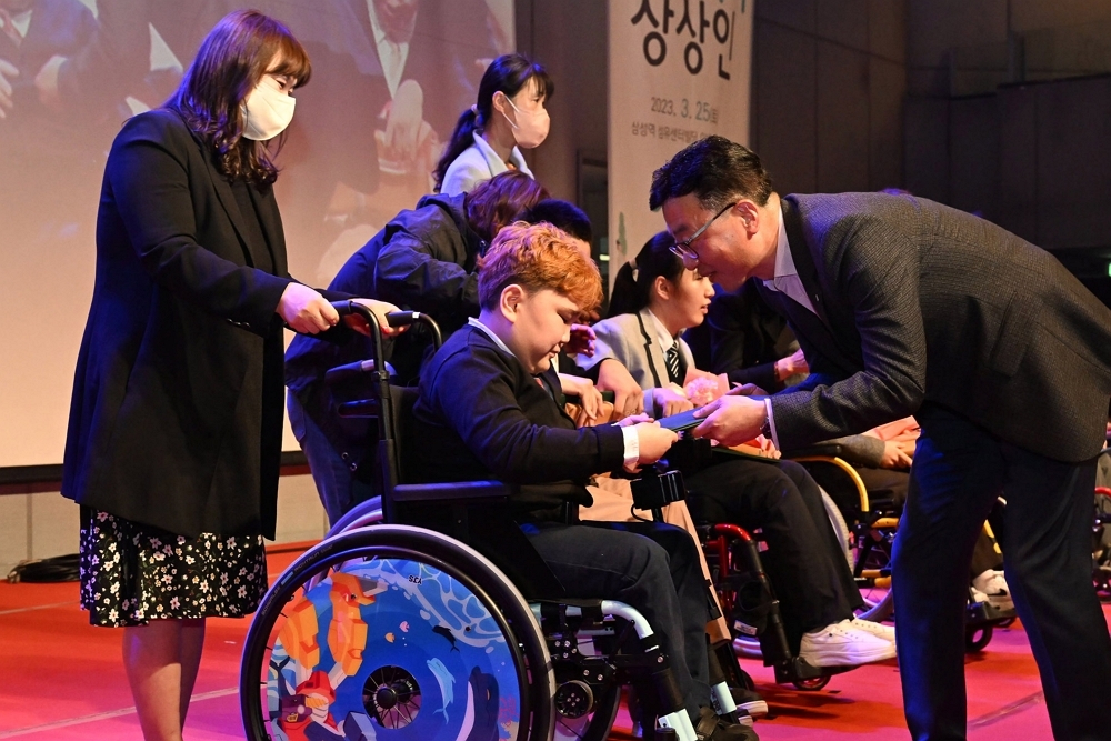 상상인그룹은 지난 25일 휠체어 육상 꿈나무 총 9명에게 장학금을 전달했다. /사진제공=상상인그룹 