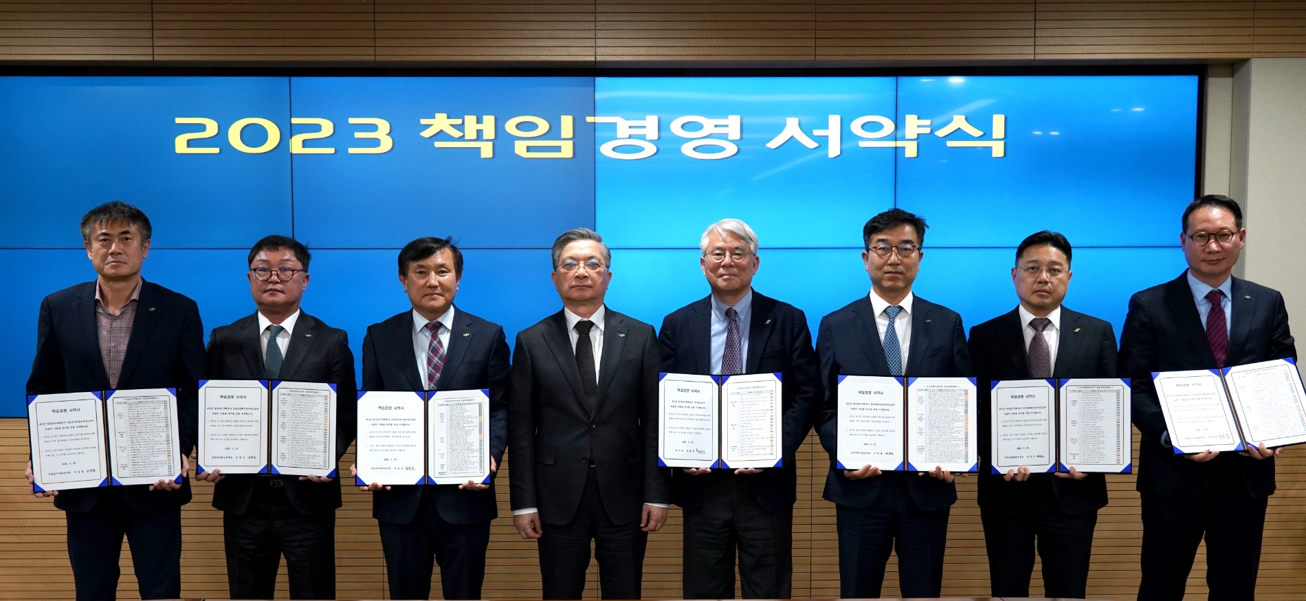 이한준 사장(왼쪽 네 번째)을 비롯한 LH 경영진들이 3월27일 책임경영 서약식에서 기념촬영을 하는 모습./사진제공=LH