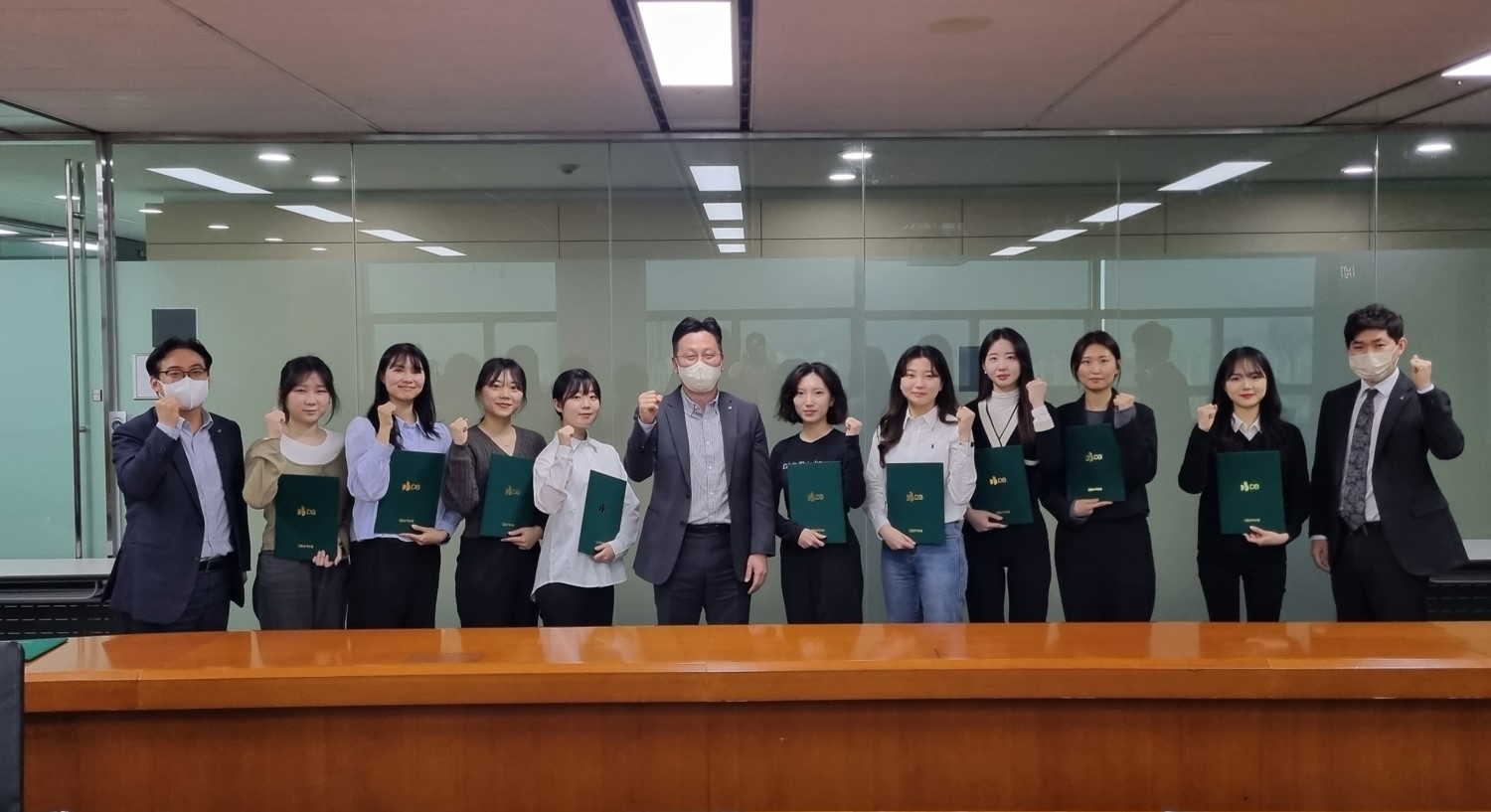 문진욱 DB손해보험 마케팅전략본부장(왼쪽에서 여섯번째)이 관계자와 '대학생 서포터즈 드리머(DREAMER) 11기'와 함께 기념촬영을 하고 있다./사진=DB손해보험