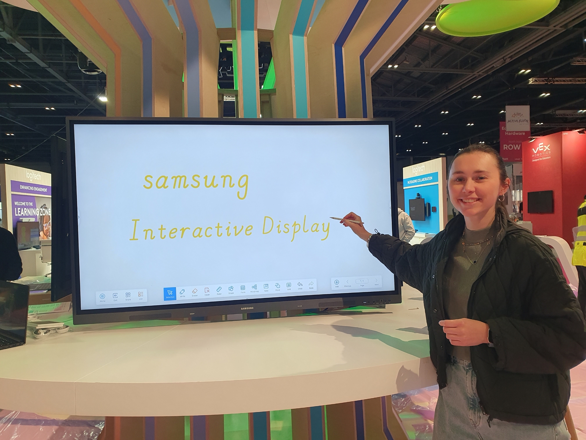 삼성전자 직원이 영국 런던에서 열리는 유럽 최대 교육 기술 전시회 'Bett 2023' 삼성전자 부스에서 신제품 전자칠판 WAC를 소개하고 있다. 사진=삼성전자