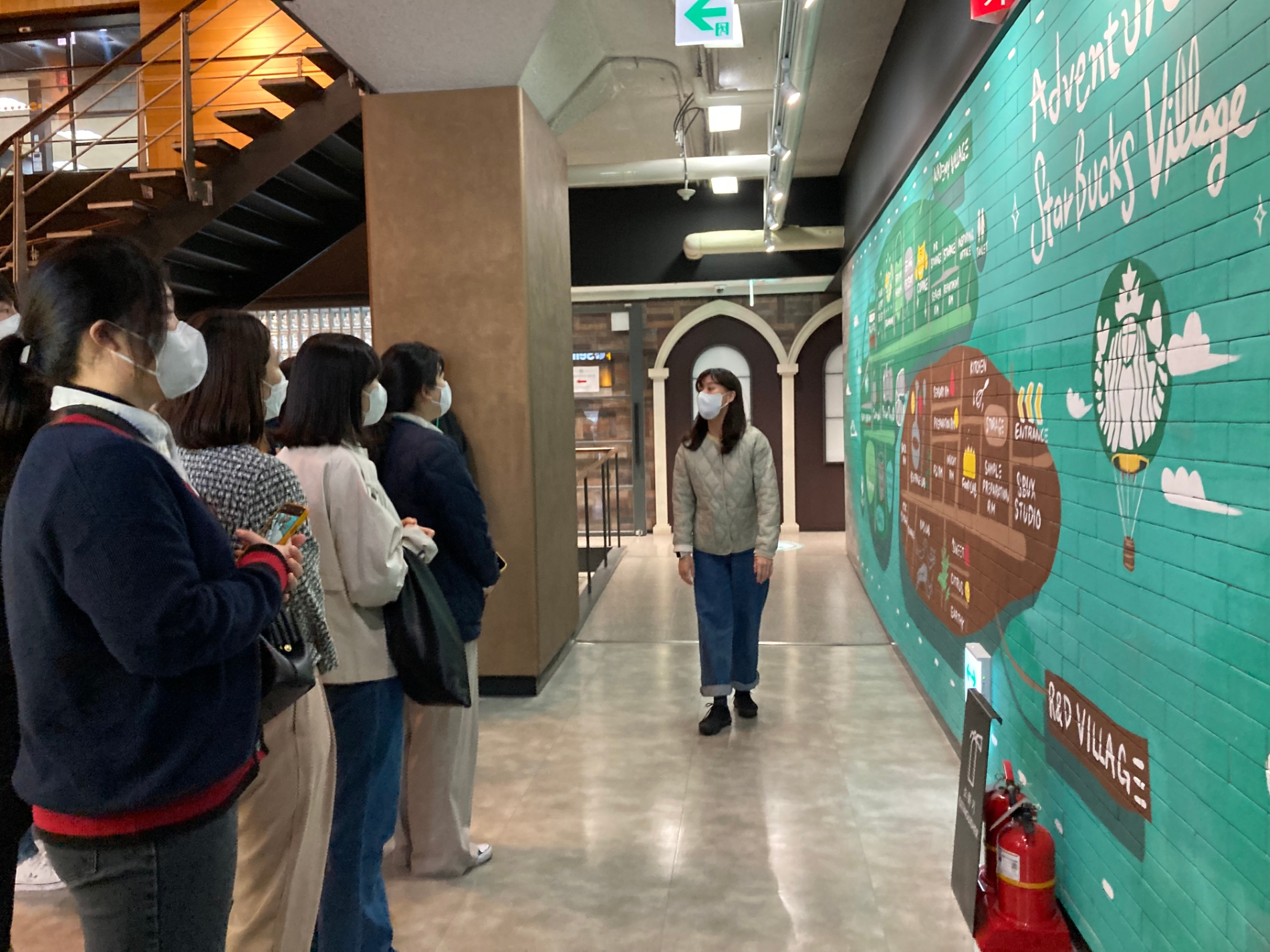 스타벅스 디스커버리 프로그램에 참가한 파트너들이 스타벅스 소공동 아카데미를 방문하고 있다./ 사진제공 = SCK컴퍼니