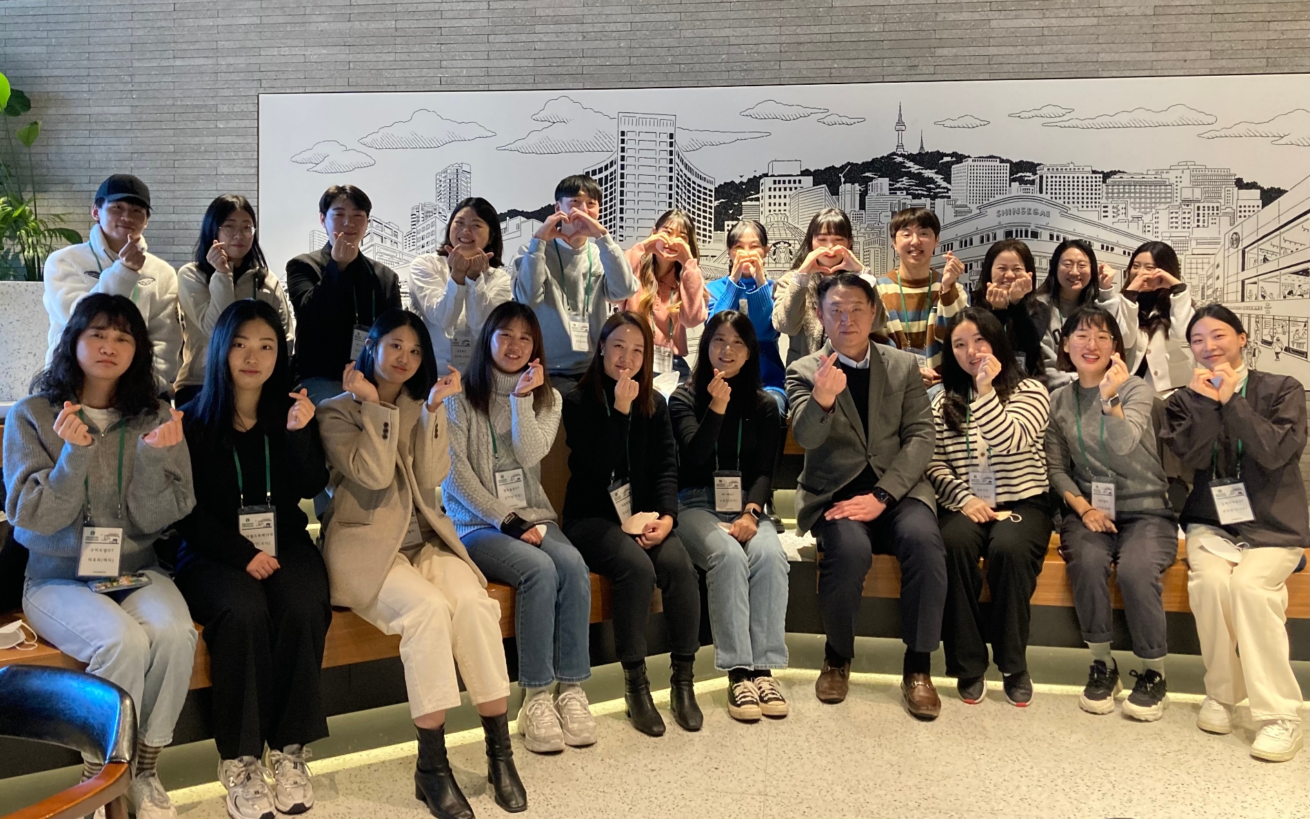 손정현 대표이사(앞줄 우측에서 4번째)가 스타벅스 디스커버리 프로그램에 참가한 파트너들과 기념 사진을 촬영하고 있다./ 사진제공 = SCK컴퍼니