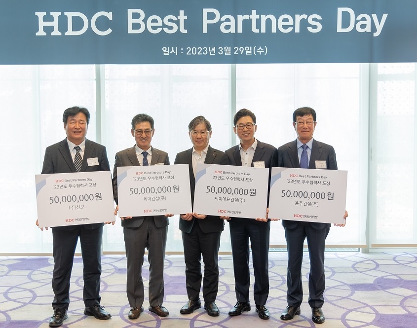 (왼쪽부터) 정재문 ㈜신보 대표이사, 황기만 세아건설㈜ 대표이사, 최익훈 HDC현대산업개발 대표이사, 안장열 씨이에프건설㈜ 대표이사, 강한식 윤주건설㈜ 대표이사 / 사진제공=HDC현대산업개발