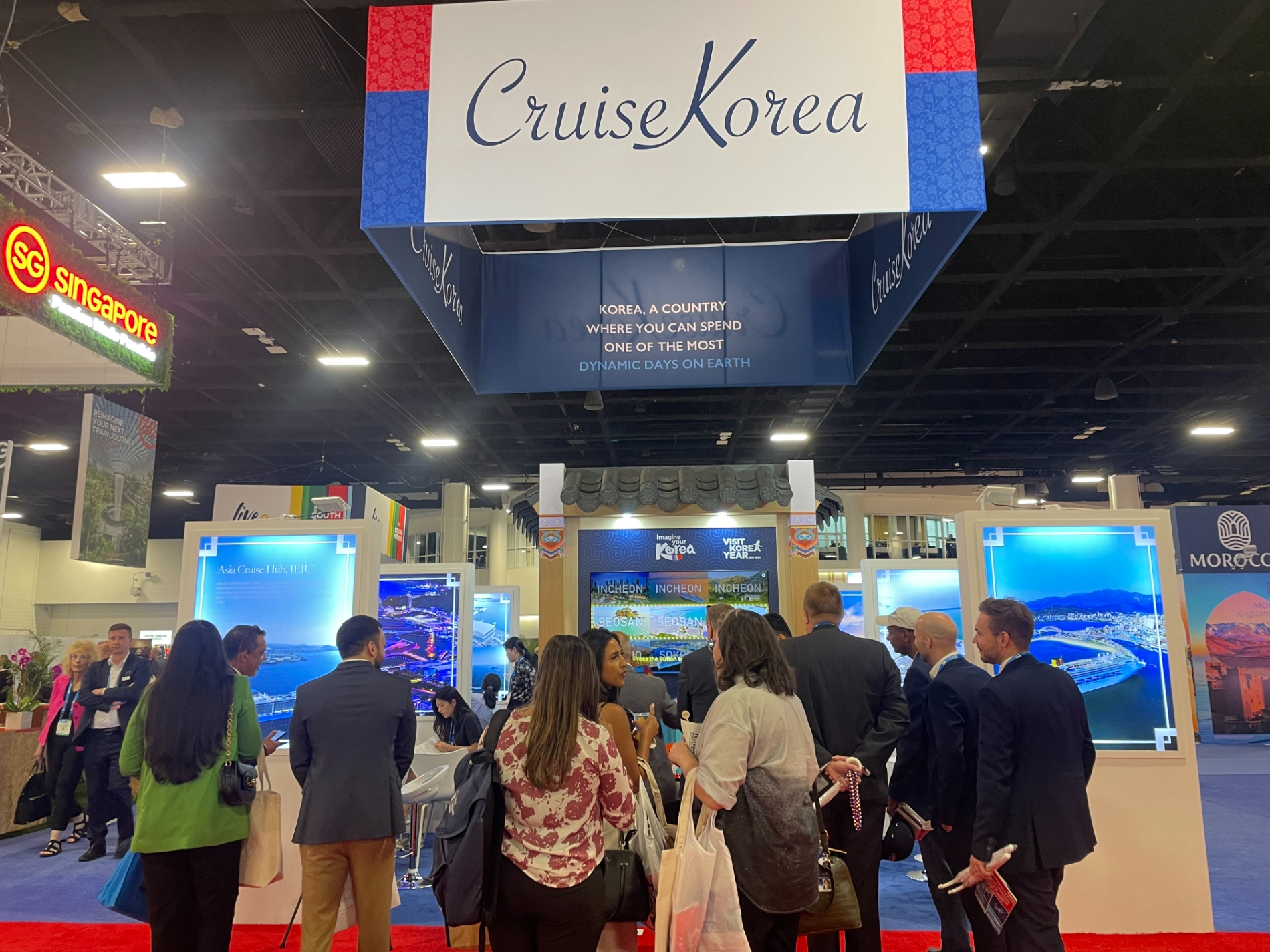 씨트레이드 크루즈 글로벌 내 한국홍보관을 관람하는 방문객들 모습. /사진제공=한국관광공사