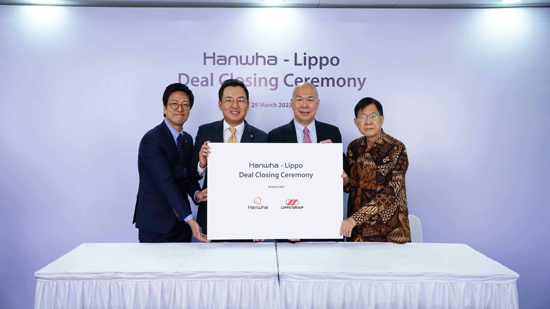 한화생명 남궁훈 인도네시아 법인장(사진 왼쪽에서 두번째) 및 Lippo그룹 계열사인 인티 아누게라 프라타마(Inti Anugerah Pratama) 대표 에디 하루소노 한도꼬(Eddy Harsono Handoko)(사진 오른쪽에서 두번째)와 관련 주주가 29일(수) 인도네시아 자카르타에서 ‘Lippo General Insurance’에 대한 주주간 지분 인수 거래를 완료한 후 기념촬영을 하고 있다./사진=한화생명