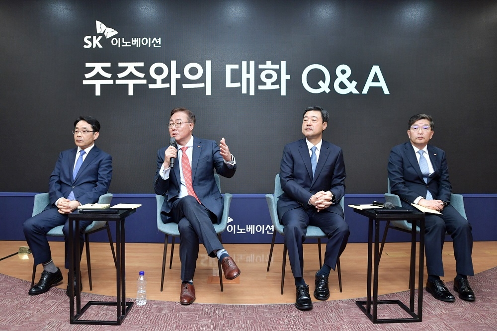 (왼쪽부터) SK이노베이션 김양섭 재무부문장, SK이노베이션 김준 부회장, SK온 지동섭 사장, SK지오센트릭 나경수 사장. 제공=SK이노베이션.