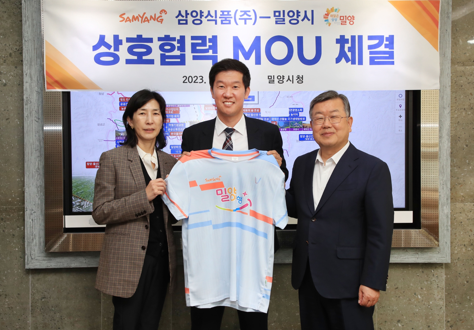 4일 밀양시청에서 진행된 체결식에서 김정수 삼양식품 부회장(왼쪽부터), 손승모 밀양시청 배드민턴팀 감독, 박일호 밀양시장이 기념 촬영을 하고 있다./ 사진제공 = 삼양식품