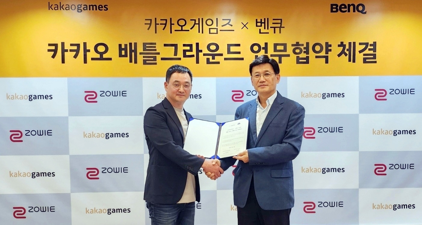 카카오게임즈 김상구 본부장(좌)과 벤큐코리아 소윤석 지사장(우). / 사진=카카오게임즈