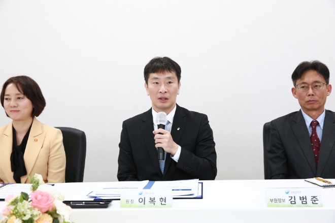 이복현 금융감독원장(가운데)이 5일 서울 종로구 우리은행 종로4가금융센터에서 열린 금감원과 중소벤처기업부의 전통시장 상인의 금융 환경 개선을 위한 업무 협약 체결식에 참석했다. / 사진제공=금감원