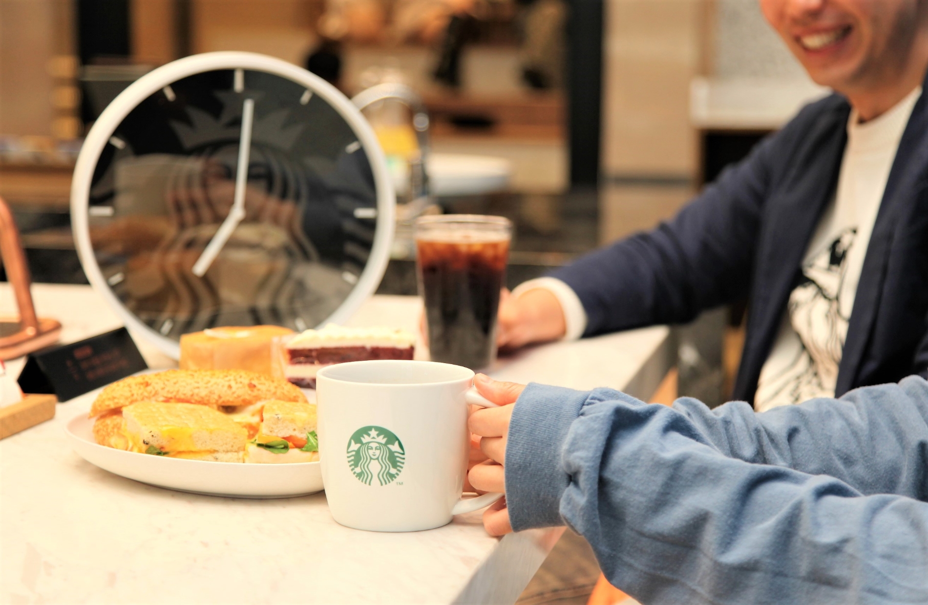 저녁시간대 스타벅스를 방문한 고객들이 다양한 혜택을 통해 스타벅스 음료와 푸드를 즐기고 있다./ 사진 = 스타벅스 코리아 제공