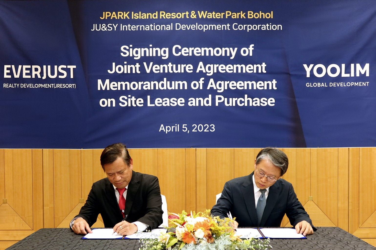 '제이파크 아일랜드 리조트 & 워터파크 보홀' 합작법인설립 (JVA) 및 부지계약 체결식. (좌측) 저스틴 우이 (Justin Uy) 회장 ∙ (우측) 유시영 회장