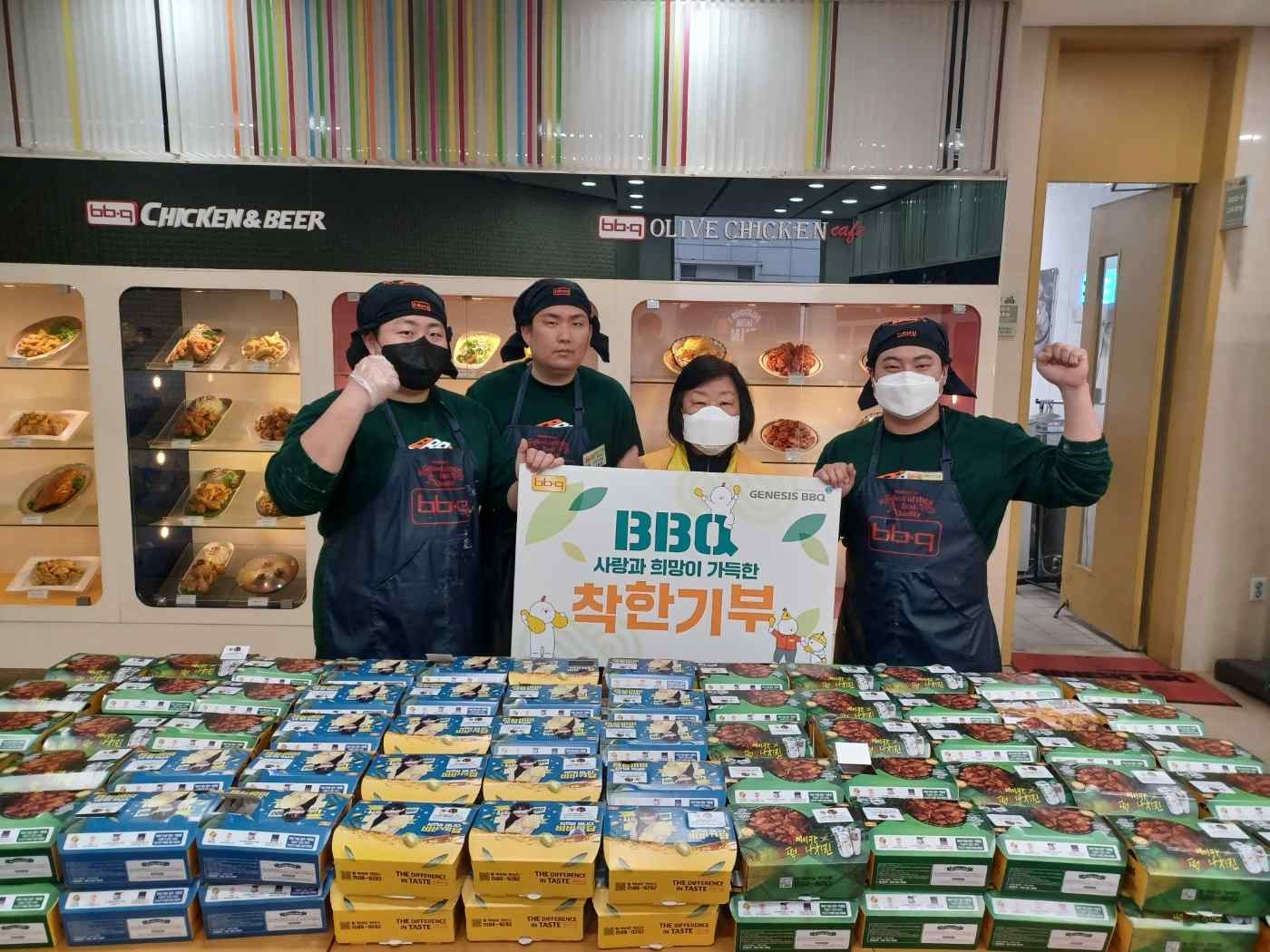 BBQ와 대한적십자사 경기도지사 광주지구협의회가 함께 올해 첫 '착한기부'를 진행하고 있다./ 사진제공 = BBQ