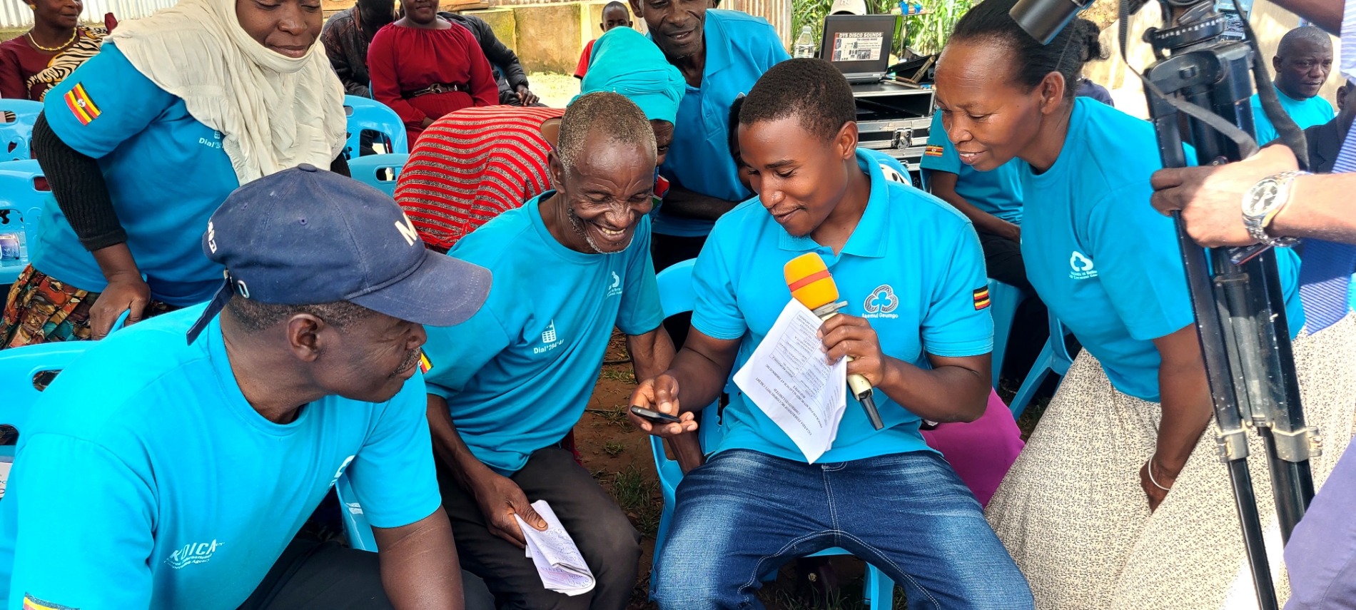 티리보고새마을금고 회원들이 MTN 연계 새마을금고 모바일 뱅킹 서비스를 이용하고 있다. /사진제공=새마을금고중앙회