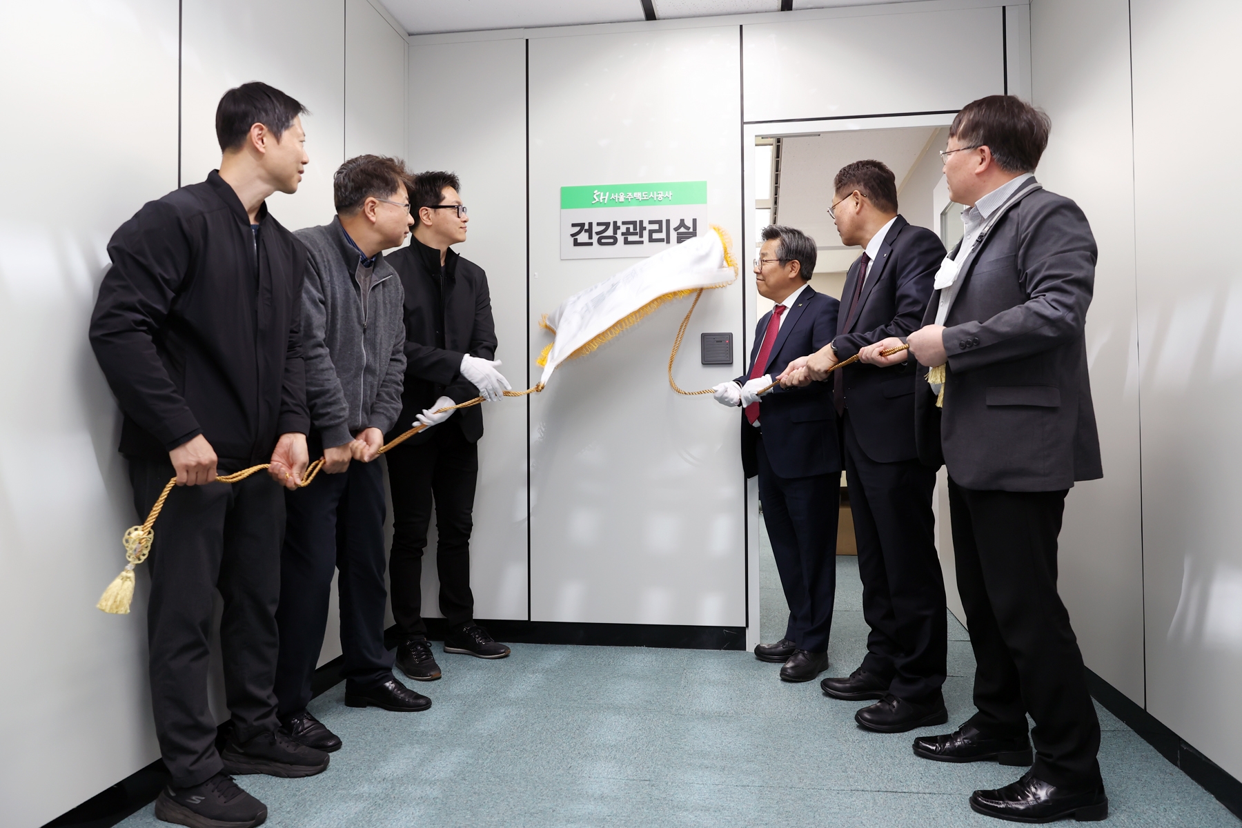 김헌동 SH공사 사장(오른쪽 세 번째), 이성재 서울주택도시공사노동조합 위원장(네 번째)이 공사 관계자들과 현판 제막식 행사를 진행하는 모습./사진제공=SH공사