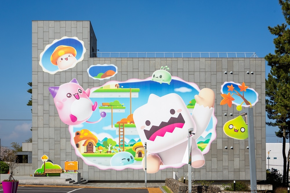 넥슨이 넥슨컴퓨터박물관 개관 10주년과 메이플스토리 20주년을 기념해 대형 아트워크 전시를 진행한다. / 사진=넥슨