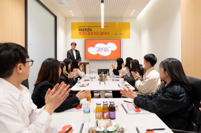 KCC글라스(대표이사 김내환)의 인테리어 전문 브랜드 '홈씨씨 인테리어'가 지난 8일 서울 서초구 KCC글라스 사옥에서 ‘대한민국 실내건축대전’ 서포터즈인 ‘홈뮤즈드’ 2기 발대식을 진행했다. /사진=KCC.