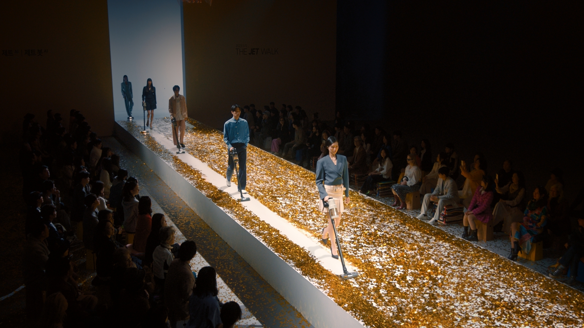 삼성전자가 '세상에 없던 초강력 청소 쇼'라는 이색 캠페인으로 2023년형 청소기 신제품 '비스포크 제트 AI'의 출시를 알렸다. 사진은 'The JET Walk' 영상 이미지. 사진=삼성전자