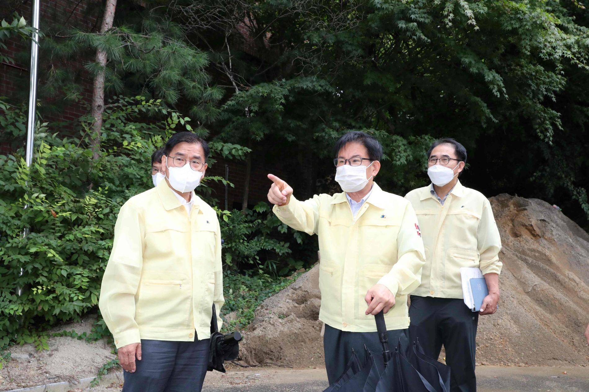 박강수 마포구청장이 지난해 힌남노 태풍에 대비해 위험수목과 취약시설물 등을 확인하는 모습./사진제공=마포구