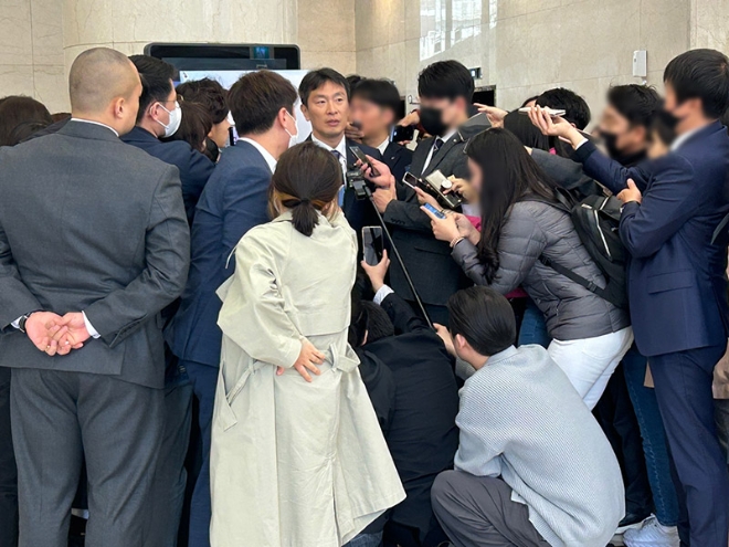 이복현 금융감독원장(가운데)은 12일 오전 은행회관에서 열린 ‘비대면 생체인증 활성화 정책토론회’에 참석 후 기자들의 질의에 답하고 있다. / 사진=김관주 기자