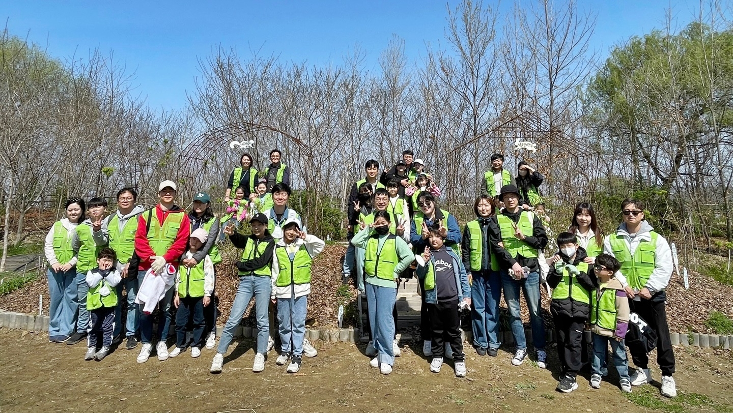 현대엔지니어링 임직원 및 임직원 가족이 서울 상암동 노을공원에서 생태숲 가꾸기 봉사활동을 진행한 뒤, 기념사진을 촬영하고 있다. / 사진제공=현대엔지니어링