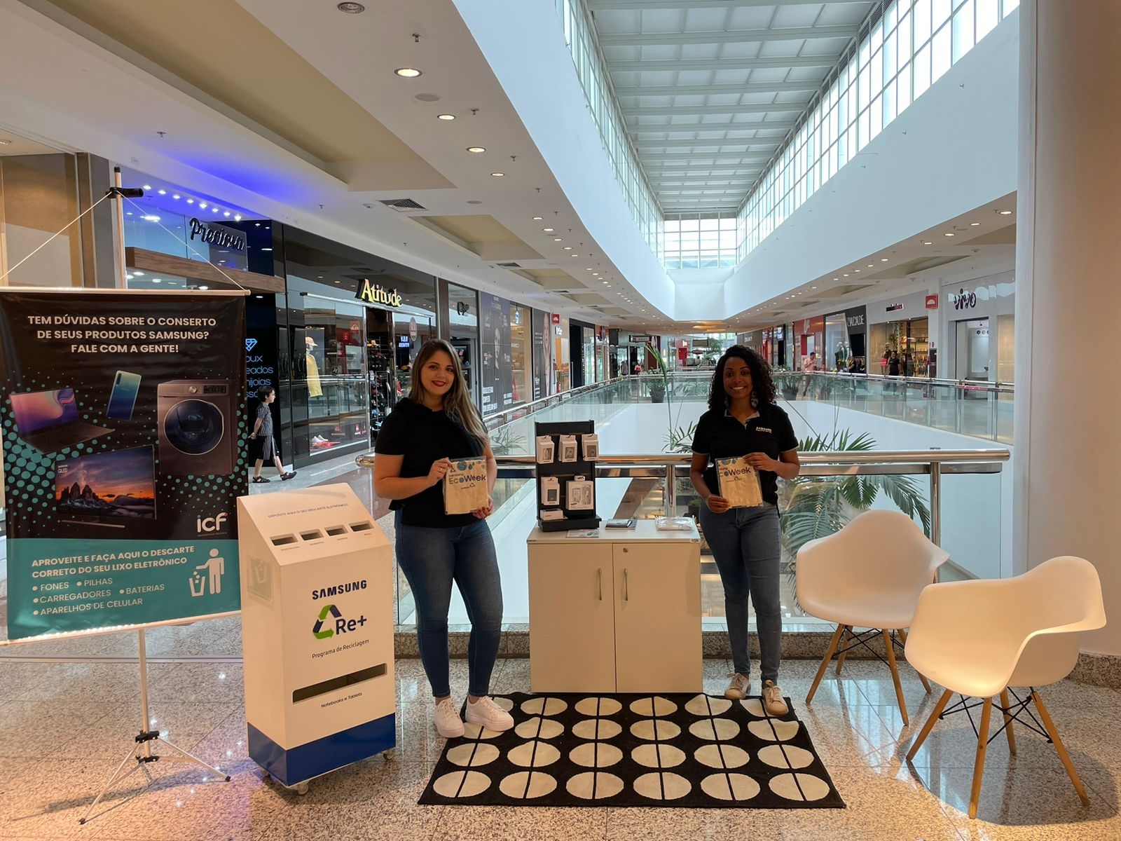 브라질 상파울루에 있는 삼성전자 서비스센터에 설치된 '폐휴대폰 수거함'. 사진 제공=삼성전자