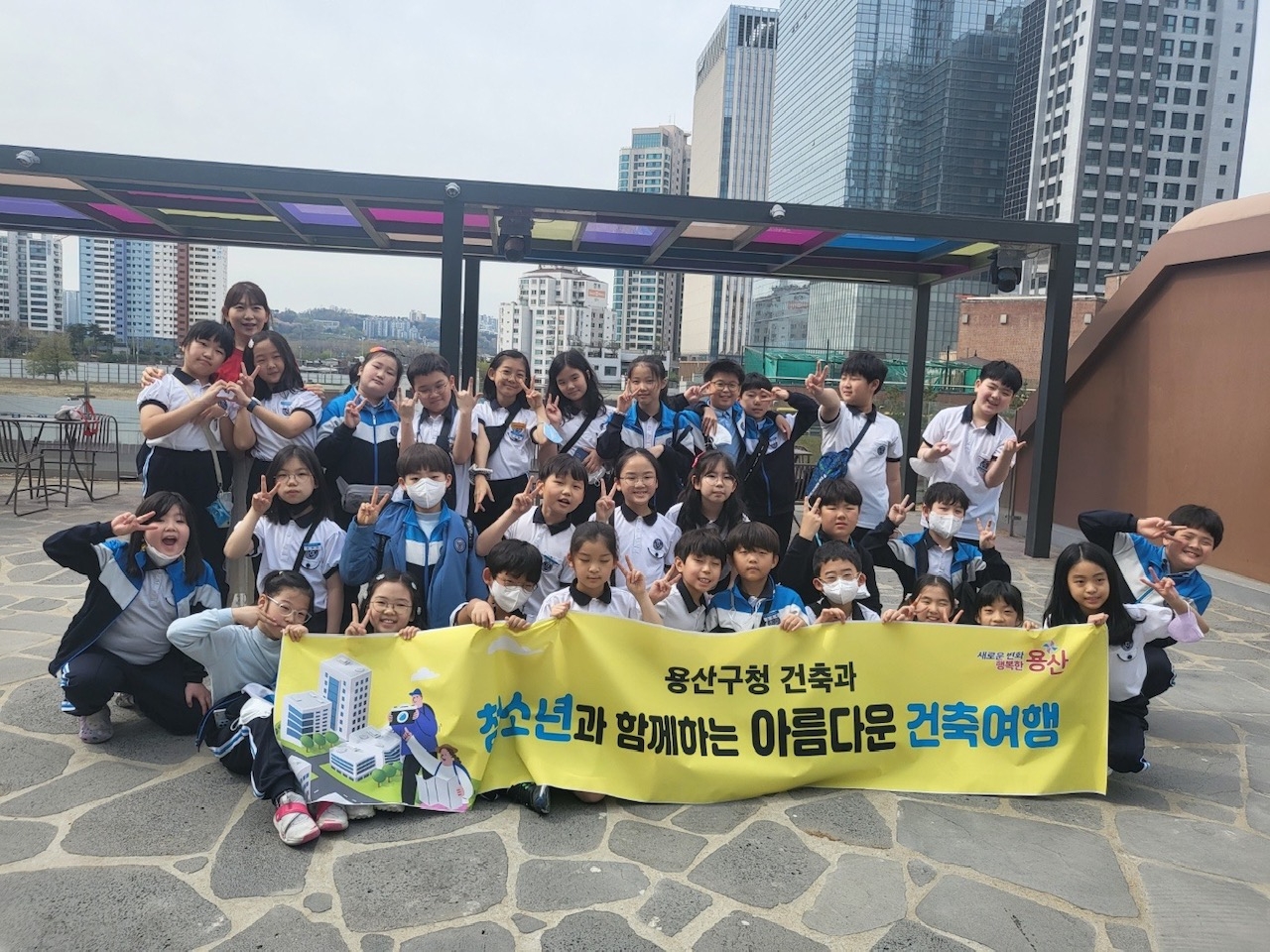 용산구 신광초등학생들이 용산역사박물관 현장 탐방을 진행하는 모습./사진제공=용산구