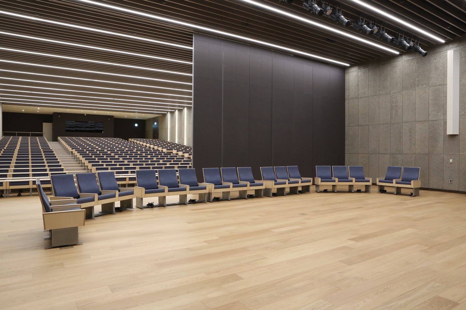 ‘지속가능한 멀티공간(Sustainable Multi-Purpose Space)’ 디자인이 적용된 현대엔지니어링 본사 대강당. 무빙월(Moving Walls)이 펼쳐지며 대강당 공간이 분리되고 있는 모습 / 사진제공=현대엔지니어링