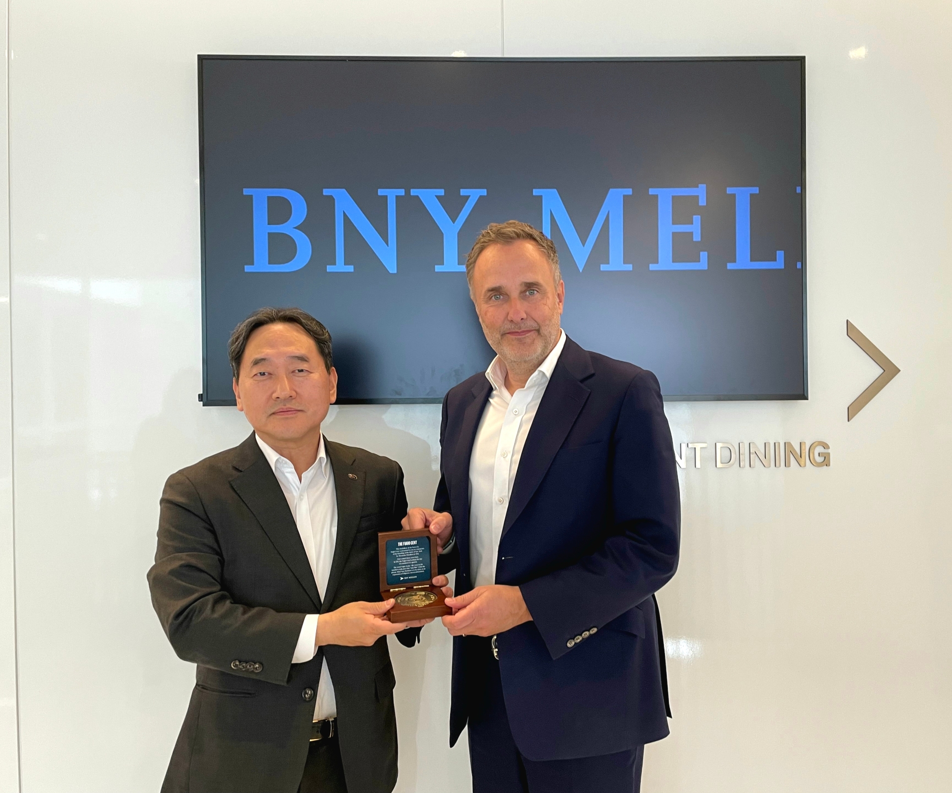 김태현 국민연금공단 이사장(왼쪽)은 18일(현지시간) 오후 미국 뉴욕에 있는 BNY멜론 그룹본사를 방문해 로빈 빈스 회장(오른쪽)을 만났다. / 사진제공= 국민연금공단(2023.04.19)