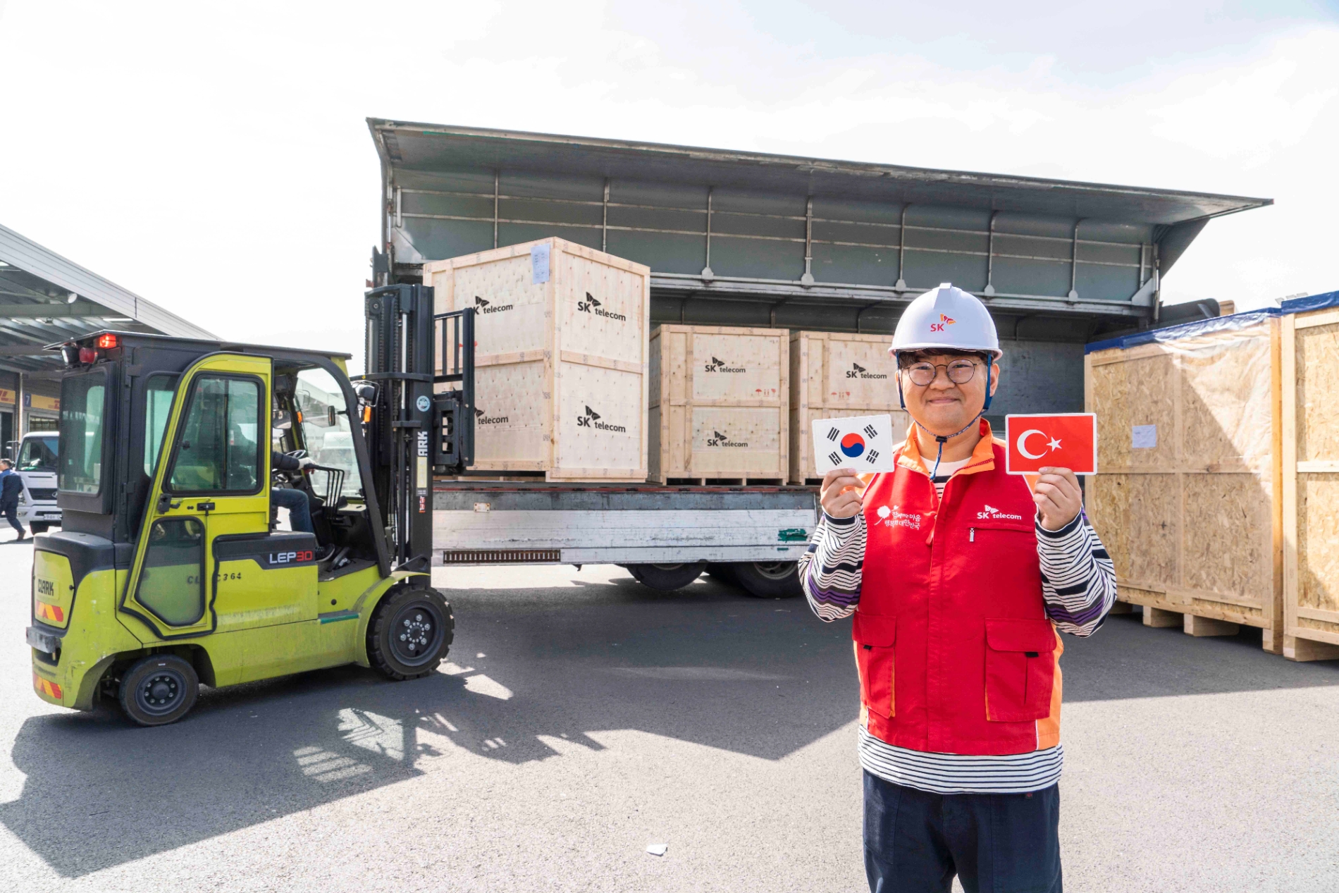 SKT 직원이 투르크셀에 전달할 통신 장비를 운송 차량에 적재하는 모습. 사진 제공=SK텔레콤