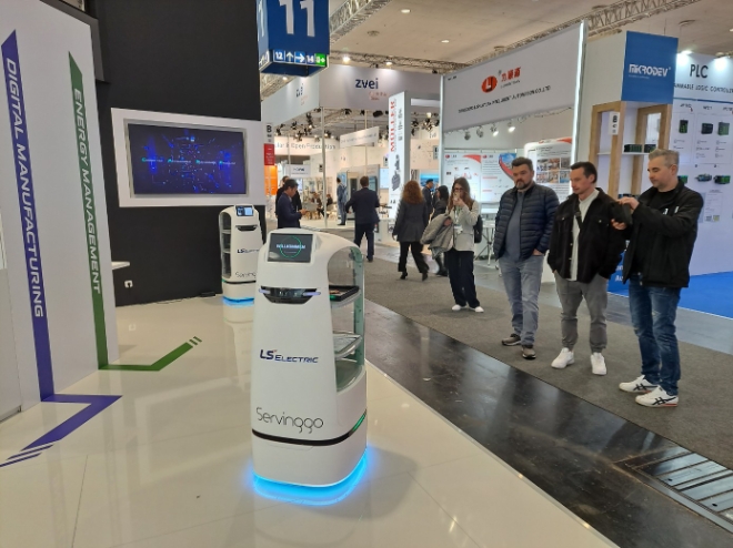 코가로보틱스(대표이사 서일홍)은 최근(4월 17~21일) 독일 하노버에서 열린 세계 최대 산업기술 전시회 ‘하노버 메세 2023(Hannover Messe 2023)’에서 자사 자율주행로봇을 선보였다. /사진제공=코가로보틱스.