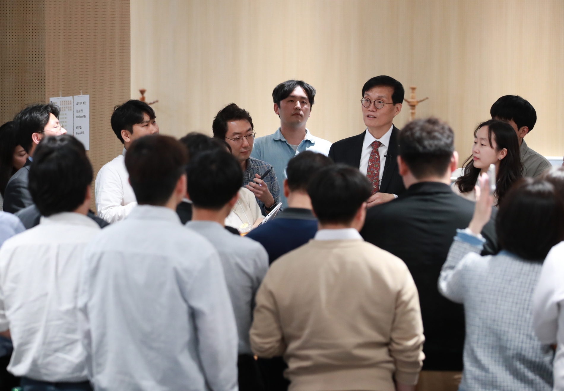 이창용 한국은행 총재(사진 가운데)가 24일 재입주한 한은 남대문로 본부 기자실에 방문해 질의응답을 하고 있다. / 사진제공= 한국은행(2023.04.24)