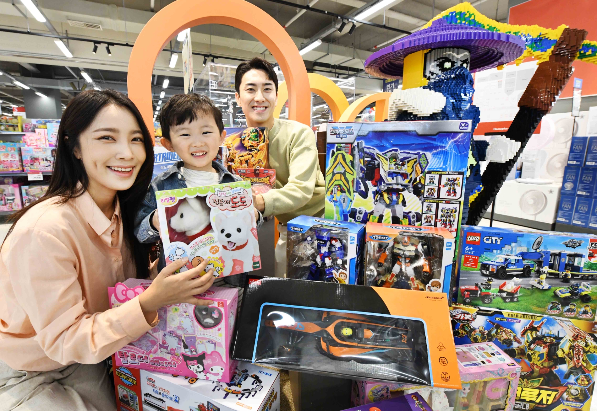 홈플러스가 어린이날을 앞두고 인기 완구를 최대 80% 할인판매한다. /사진제공=홈플러스