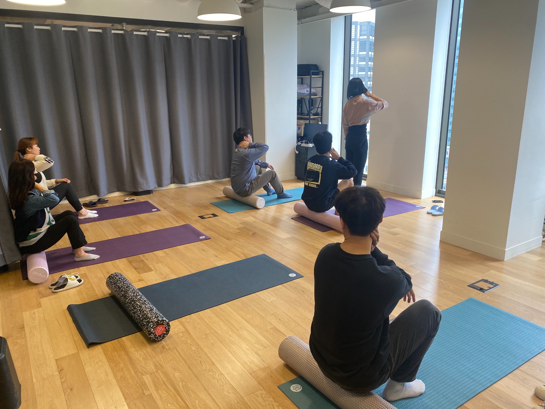 파운트 직원들이 점심시간에 일자목, 거북목, 굽은등 등의 교정을 돕는 근골격계 케어 프로그램에 참여하고 있는 모습.(2023.04.25)./사진제공=파운트