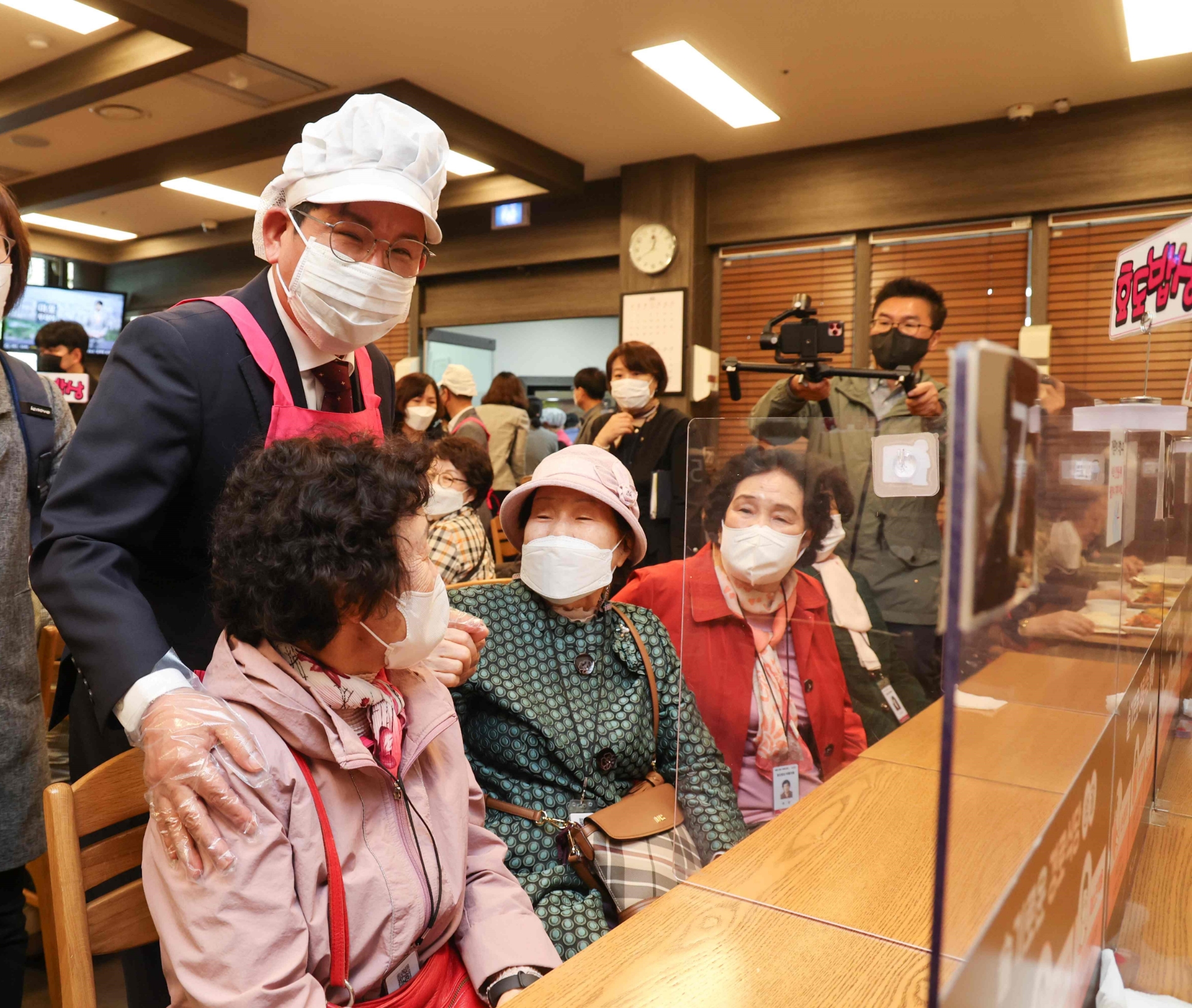박강수 마포구청장이 24일부터 시범운영되는 주민참여 효도밥상 서강동 1호점을 방문해 지역 어르신들과 인사를 나누고 있다./사진제공=마포구