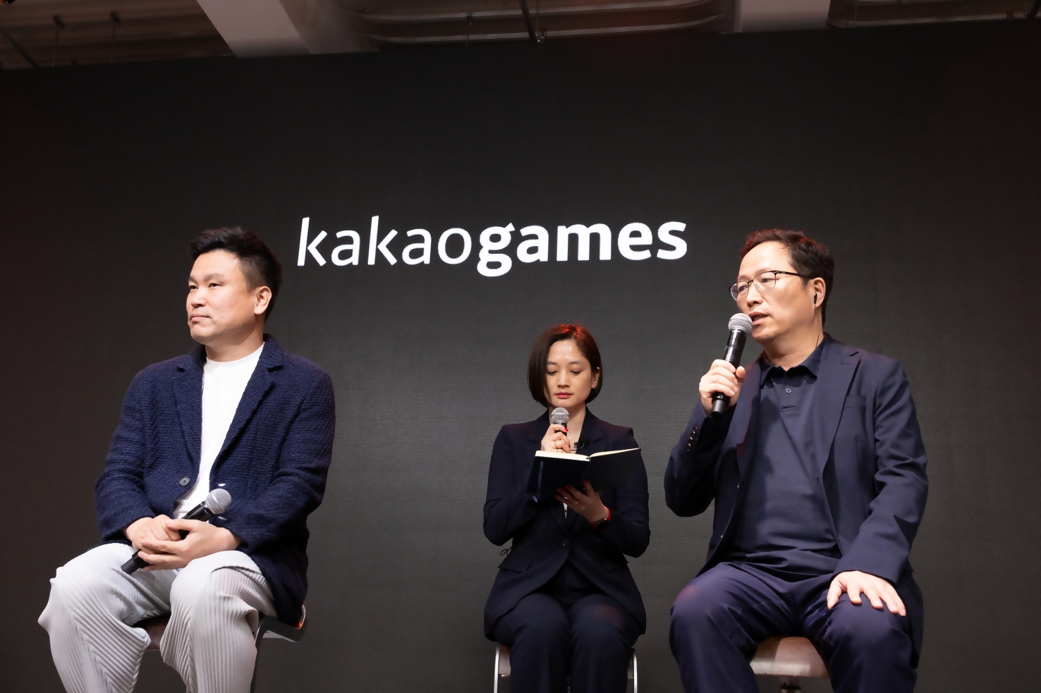 (좌) 김재영 라이온하트 스튜디오 의장, (우) 조계현 카카오게임즈 대표. / 사진제공=카카오게임즈