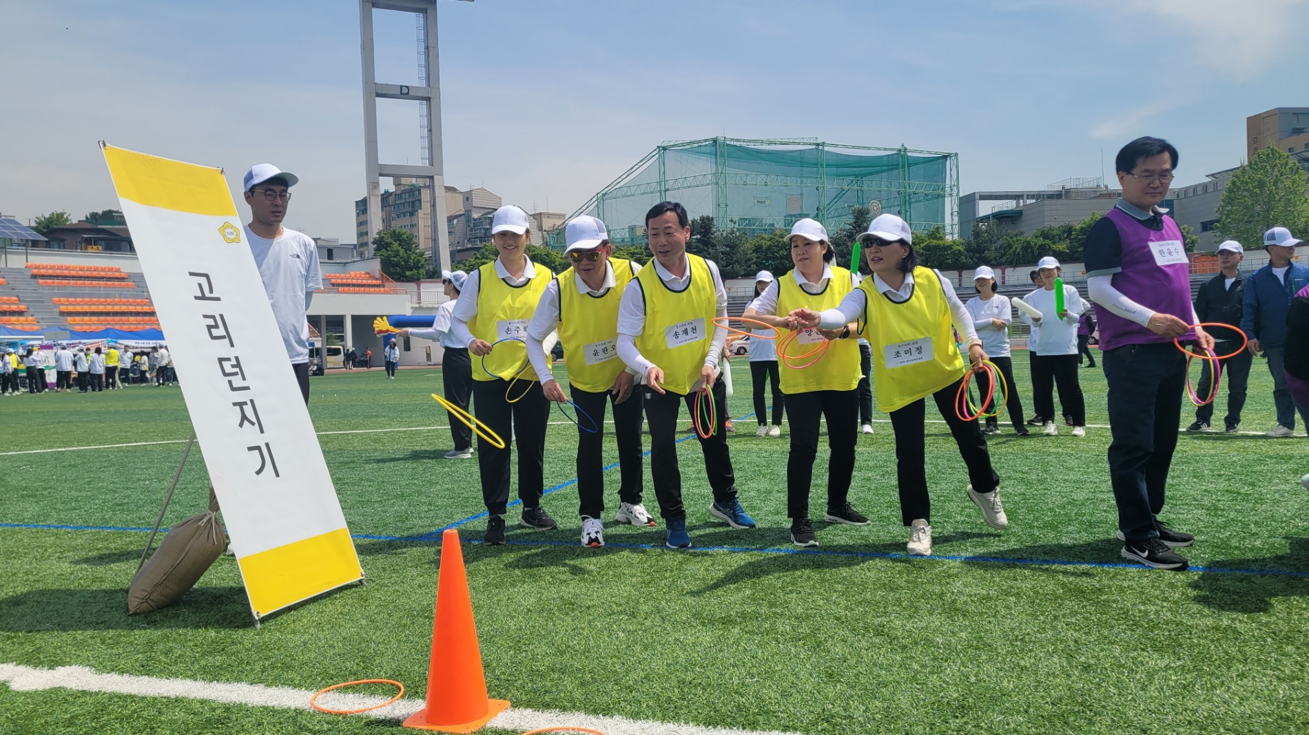 중구의회 의원들이 고리던지기 경기를 진행하는 모습./사진=주현태
