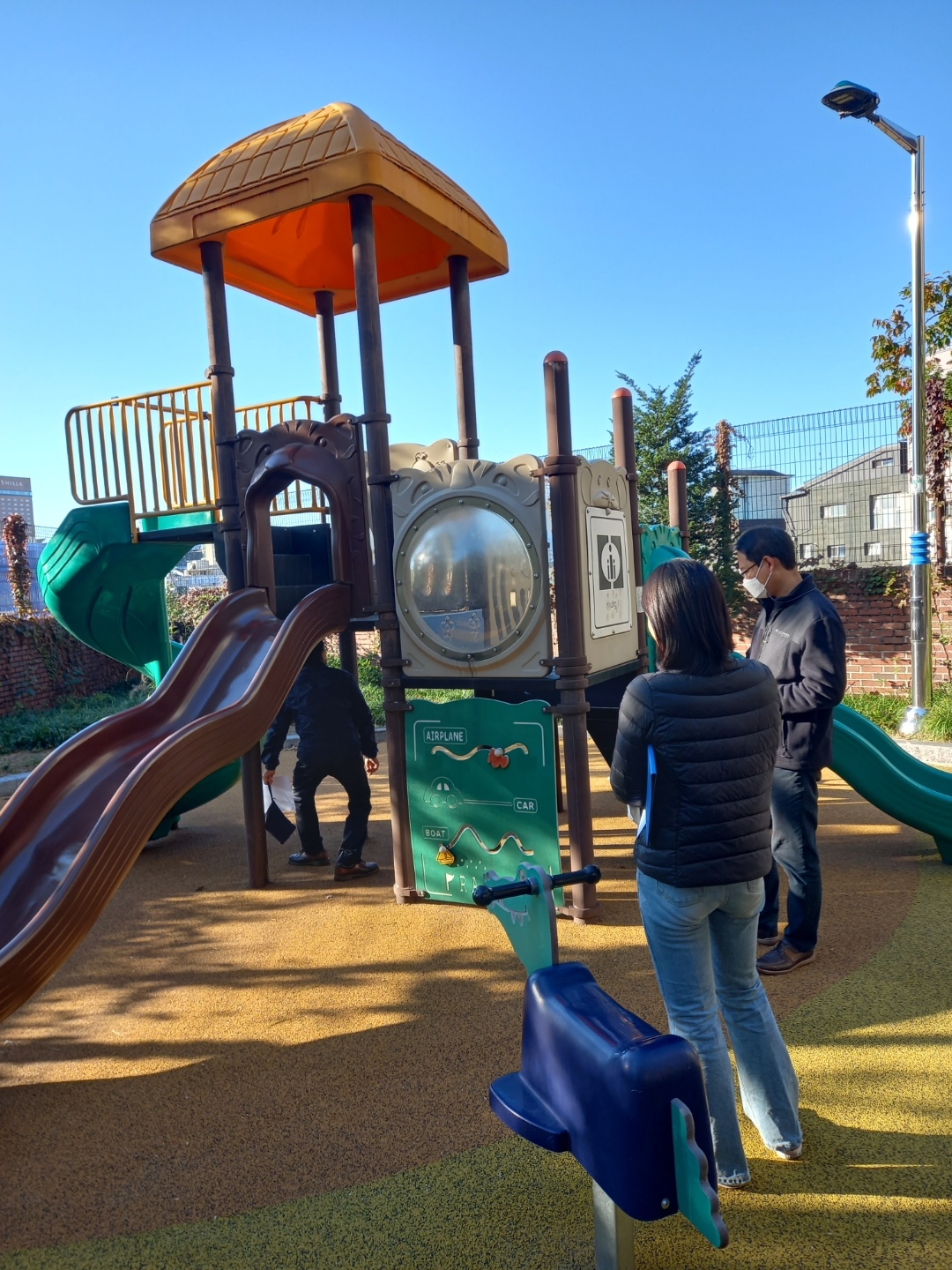 중구 관계자들이 어린이놀이시설을 점검하는 모습./사진제공=중구