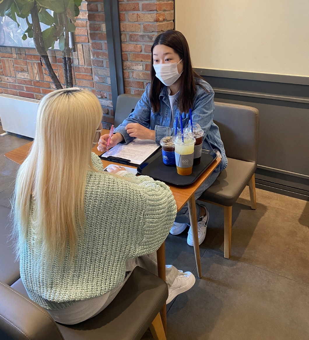 마포구 아동보호전담요원이 자립준비청년과 상담하는 모습./사진제공=마포구