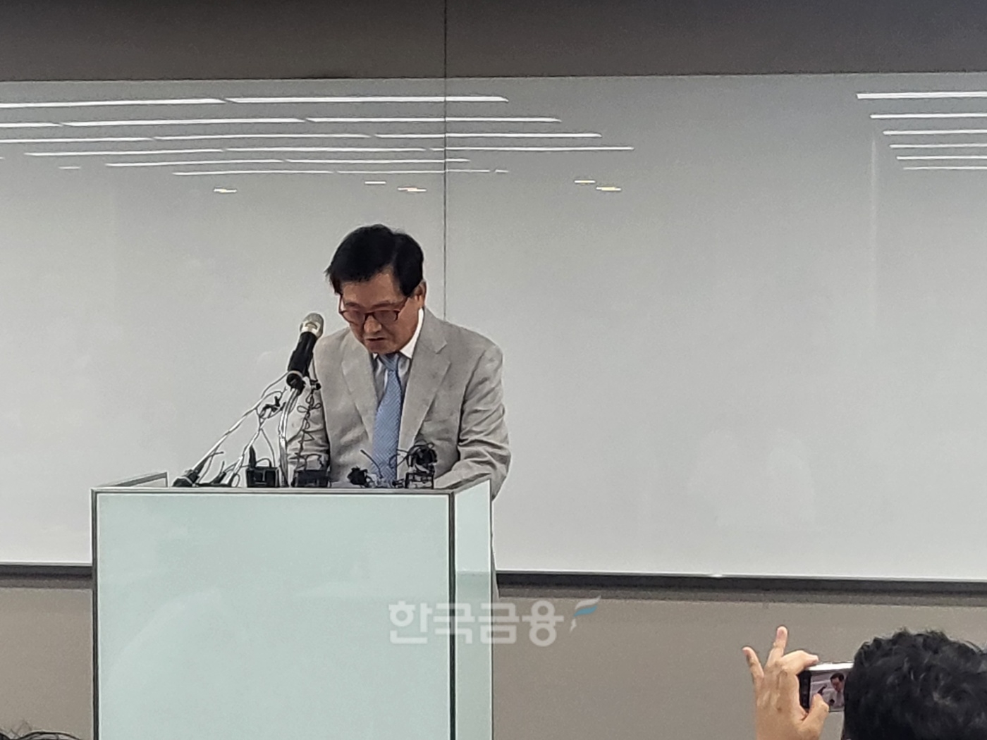 김익래 다우키움그룹 회장이 2023년 5월 4일 오후 6시 45분 서울 여의도 키움증권 본사에서 최근 주가조작 의혹과 관련해 대국민 사과문을 발표하고 있다./사진=임지윤 기자