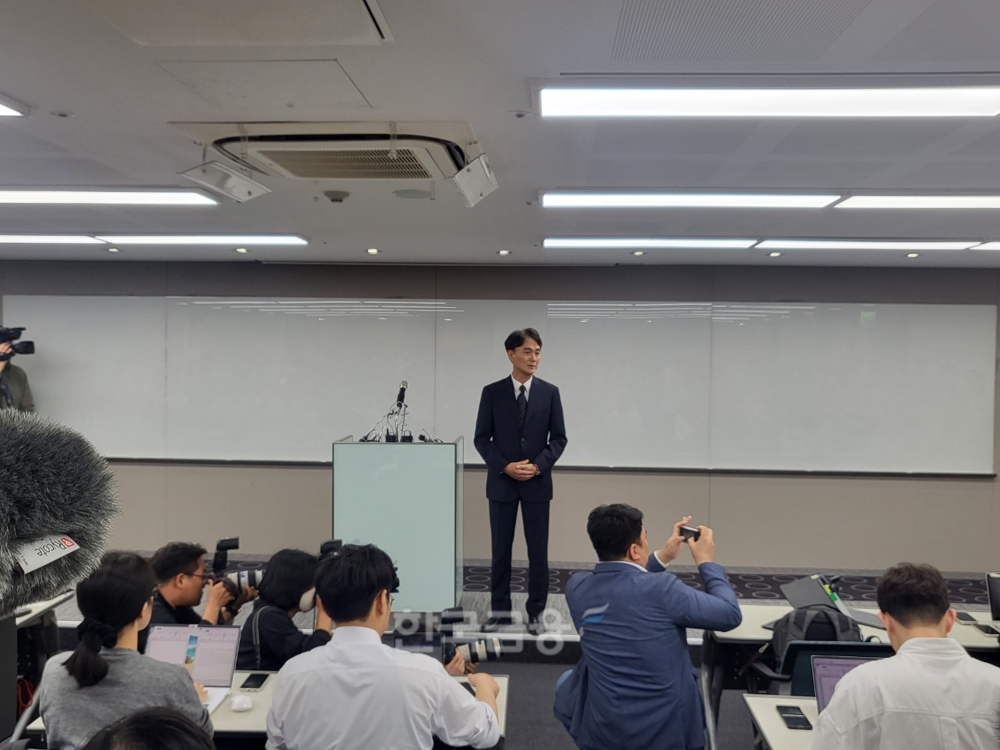 염주성 키움증권(대표 황현순) 전략기획본부 본부장‧부사장이 2023년 5월 4일 열린 김익래 다우키움그룹 회장 사퇴 기자회견 직전 기자들에게 “연휴를 앞두고 갑자기 불러 모아 송구스럽다”는 말을 전하고 있다./사진=임지윤 기자